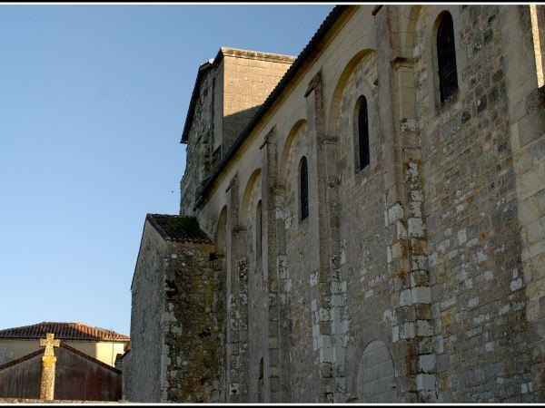 Murs de brique et porte ancienne avec voute en plein cintre Stock